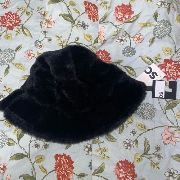 Black Fuzzy / Fur Bucket Hat - Picture 6 of 8